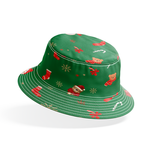 Patrón navideño sobre fondo verde con muñecos de nieve, calcetines, bastones de caramelo y copos de nieve bucket hat mockup