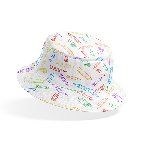 Patrón colorido de lápices y crayones dibujados en estilo lineal sobre fondo blanco bucket hat mockup