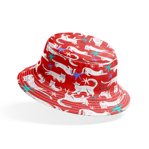 Patrón de gatos blancos dibujados a mano sobre fondo rojo con estrellas de mar azules y turquesa bucket hat mockup