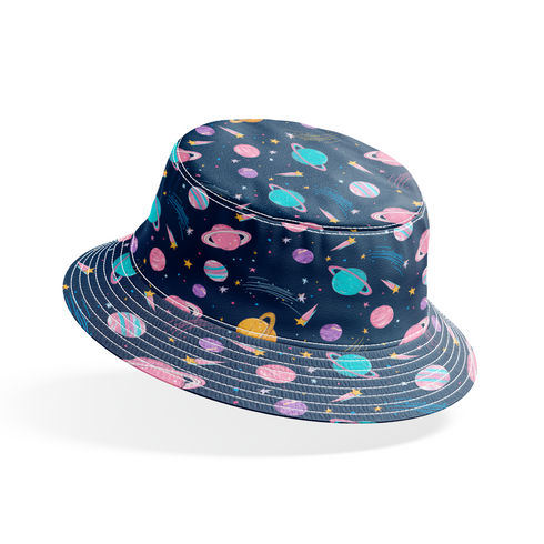 Colorido patrón espacial con planetas, estrellas y cometas en tonos pastel sobre fondo azul oscuro. bucket hat mockup