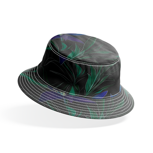 Patrón floral de elegantes lirios azul-púrpura con tallos verdes sobre fondo negro. bucket hat mockup