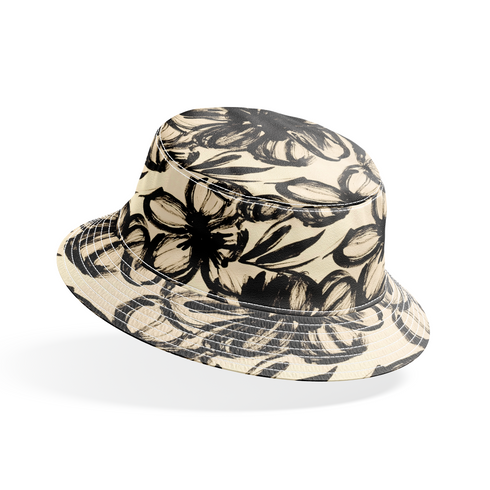 Patrón floral artístico en blanco y negro con flores grandes de trazos expresivos y hojas estilizadas. bucket hat mockup