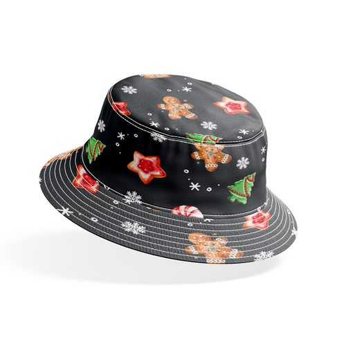 Patrón navideño con galletas decoradas en forma de estrellas, copos de nieve, árbol, casa y muñeco de jengibre sobre fondo negro. bucket hat mockup