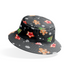 Patrón navideño con galletas decoradas en forma de estrellas, copos de nieve, árbol, casa y muñeco de jengibre sobre fondo negro. bucket hat mockup