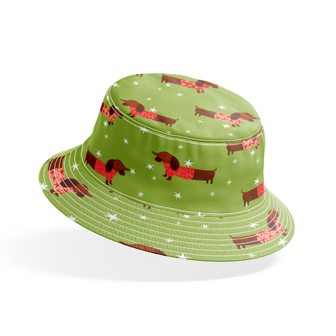 Patrón de perros salchichas marrones con bufandas rojas navideñas sobre fondo verde con estrellas blancas. bucket hat mockup
