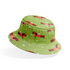 Patrón de perros salchichas marrones con bufandas rojas navideñas sobre fondo verde con estrellas blancas. bucket hat mockup
