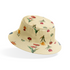 Patrón botánico con flores rojas, azules, amarillas y tulipanes sobre fondo beige claro bucket hat mockup