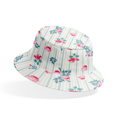 Patrón floral con rosas rosadas sobre fondo de rayas verticales grises y blancas bucket hat mockup