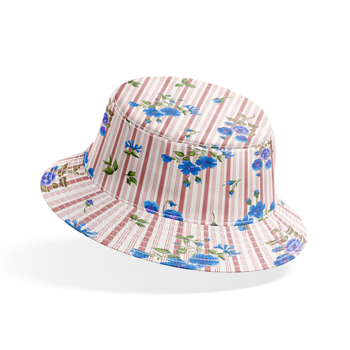 Patrón floral con rosas azules sobre fondo de rayas rosadas y blancas verticales delicadas bucket hat mockup