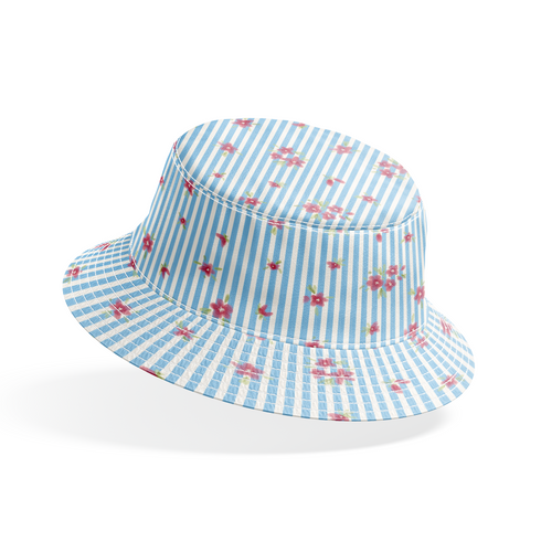 Patrón de rayas azul cielo con flores rosadas pequeñas dispersas sobre fondo blanco bucket hat mockup