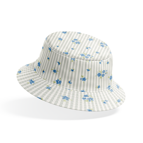 Patrón de flores azules pequeñas sobre fondo de rayas beige y blanco, estilo delicado y fresco bucket hat mockup