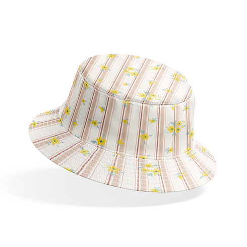 Patrón delicado con flores amarillas pequeñas sobre fondo de rayas rosado y crema suave bucket hat mockup