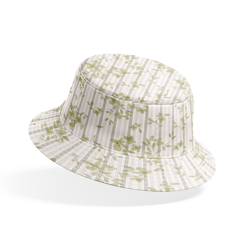 Patrón delicado de ramas verdes sobre rayas verticales beige y crema con estilo botánico suave bucket hat mockup