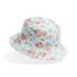 Patrón floral coral y gris sobre rayas azul cielo, flores delicadas con hojas decorativas bucket hat mockup