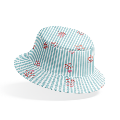 Patrón de rayas verticales turquesa sobre fondo blanco con motivos de hojas rosado coral dispersos bucket hat mockup