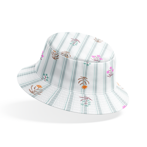 Patrón de rayas verticales gris con pequeños motivos florales en rosado, naranja y verde agua dispersos bucket hat mockup