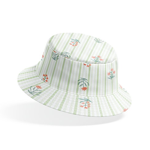 Patrón de rayas verdes con flores coral y hojas dispersas sobre fondo crema bucket hat mockup