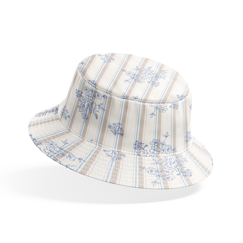 Patrón de rayas verticales con motivos florales delicados en tonos azules sobre fondo crema bucket hat mockup