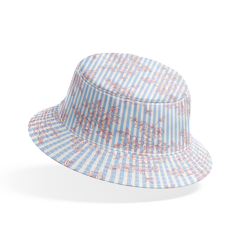 Patrón de rayas verticales azul cielo con delicadas flores rosado pálido dispersas bucket hat mockup
