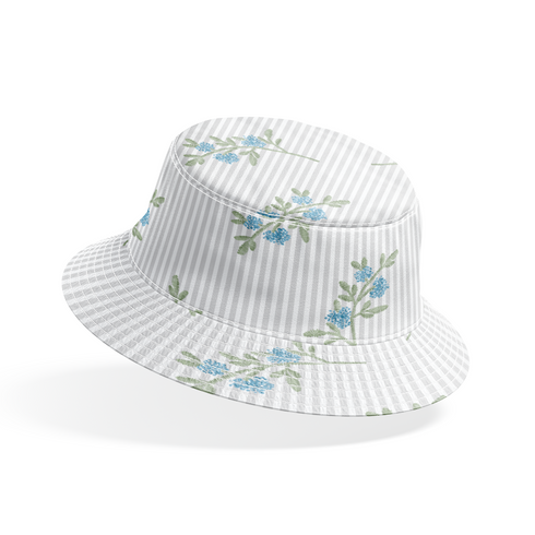 Patrón floral azul con ramas delicadas sobre fondo de rayas blancas y grises, estilo botánico bucket hat mockup