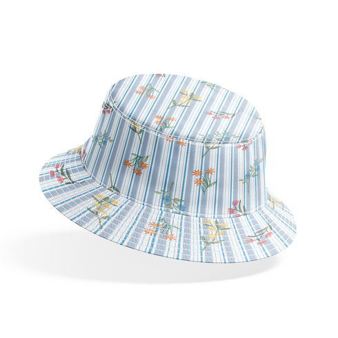 Patrón floral con líneas verticales en tonos azules, flores rosadas y amarillas sobre fondo rayado bucket hat mockup