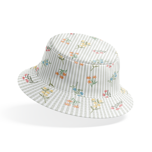 Patrón delicado de flores pequeñas en tonos rosado, amarillo y azul sobre fondo gris con rayas blancas bucket hat mockup