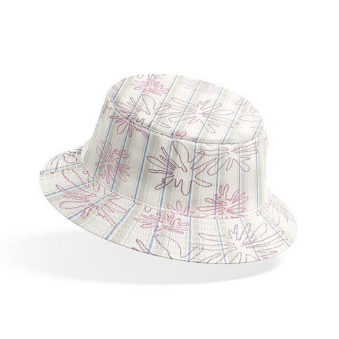 Patrón floral con flores rosado pálido sobre fondo de rayas verticales en tonos crema y beige bucket hat mockup