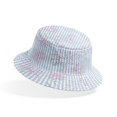 Patrón de flores rosadas sobre rayas azules y blancas verticales, diseño floral delicado y fresco bucket hat mockup