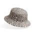 Estampado de pepas negras estilo leopardo sobre fondo beige bucket hat mockup
