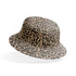 Estampado animal print de leopardo en café y beige sobre fondo negro bucket hat mockup