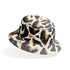 Estampado abstracto negro y dorado con formas orgánicas irregulares sobre fondo crema bucket hat mockup