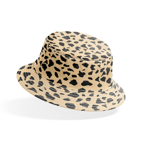 Patrón de pepas irregulares negras sobre fondo beige estilo animal print bucket hat mockup