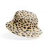 Patrón de pepas irregulares negras sobre fondo beige estilo animal print bucket hat mockup