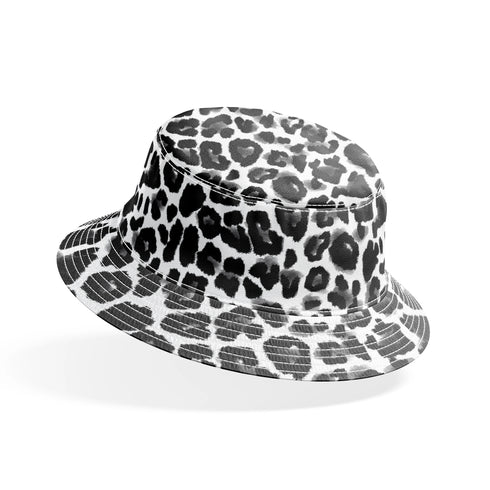 Patrón de leopardo negro sobre fondo blanco con manchas irregulares distribuidas verticalmente bucket hat mockup