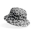 Patrón de leopardo negro sobre fondo blanco con manchas irregulares distribuidas verticalmente bucket hat mockup
