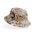 Estampado animal print en negro, café y blanco con manchas difuminadas estilo leopardo bucket hat mockup