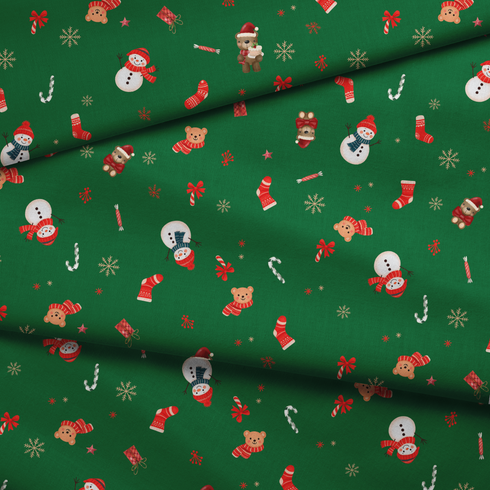 Patrón navideño sobre fondo verde con muñecos de nieve, calcetines, bastones de caramelo y copos de nieve fabric fold mockup