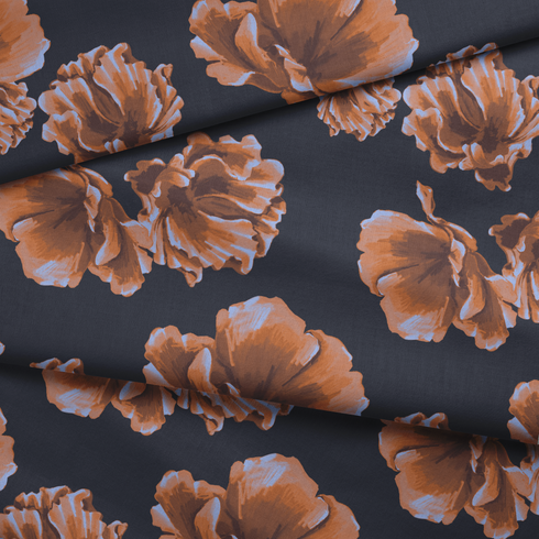 Flores estilizadas en tonos ocre y marrón sobre fondo negro oscuro, diseño artístico botánico decorativo fabric fold mockup