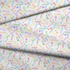 Patrón colorido de lápices y crayones dibujados en estilo lineal sobre fondo blanco fabric fold mockup
