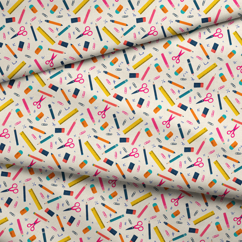 Patrón colorido con útiles escolares: lápices, reglas, tijeras y clips sobre fondo crema fabric fold mockup