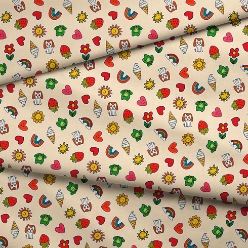Patrón colorido de dibujos simples: corazones, fresas, arcoíris, helados, flores y pequeños animales sobre fondo beige claro. fabric fold mockup