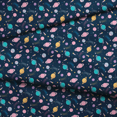 Colorido patrón espacial con planetas, estrellas y cometas en tonos pastel sobre fondo azul oscuro. fabric fold mockup