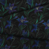 Patrón floral de elegantes lirios azul-púrpura con tallos verdes sobre fondo negro. fabric fold mockup