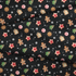 Patrón navideño con galletas decoradas en forma de estrellas, copos de nieve, árbol, casa y muñeco de jengibre sobre fondo negro. fabric fold mockup