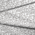 Patrón de líneas y formas abstractas en blanco y negro que asemejan horquillas o clips dispersos aleatoriamente sobre fondo claro. fabric fold mockup