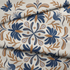 Diseño floral simétrico con motivos azules y marrón dorado en estilo folk, ornamento decorativo tradicional fabric fold mockup