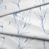 Patrón botánico de líneas azules que muestra flores y hojas en un estilo de dibujo minimalista sobre fondo blanco. fabric fold mockup