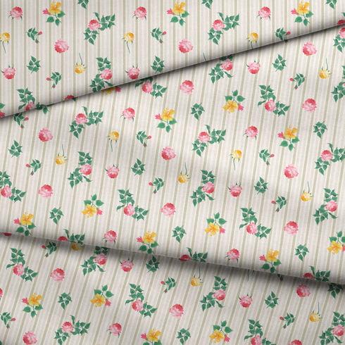 Patrón floral con rosas rosadas y amarillas sobre fondo de rayas beige y crema con hojas verdes fabric fold mockup