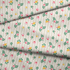 Patrón floral con rosas rosadas y amarillas sobre fondo de rayas beige y crema con hojas verdes fabric fold mockup