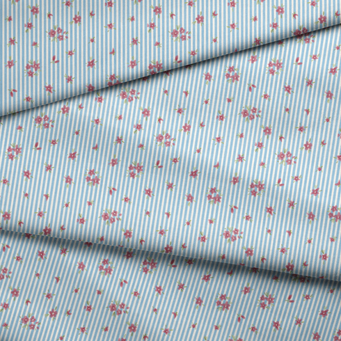 Patrón de rayas azul cielo con flores rosadas pequeñas dispersas sobre fondo blanco fabric fold mockup